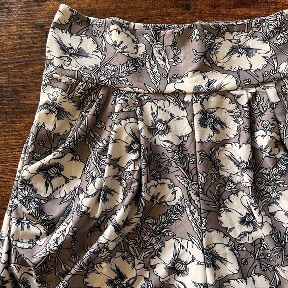 Simple Addiction Grey & White Floral Print Comfy High Waist Harem Shorts - Picture 6 of 8